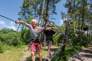 Activité accrobranche proposé au camping le Vieux port 5 étoiles dans les Landes