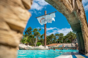 Drapeau de pirate du parc aquatique du camping 5 étoiles Le Vieux Port dans les Landes à Messanges