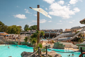 Piscine camping 5 étoiles au camping le Vieux Port dans les Landes