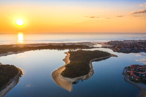 Coucher de soleil sur l'océan Atlantique et sur le lac marin de Vieux Boucau dans les Landes