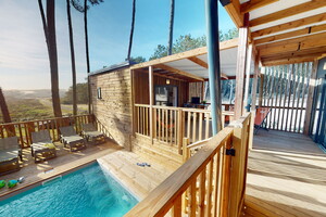 Piscine privée de la terrasse d'un Chalet Premium avec vue sur la dune au camping Le Vieux Port dans les Landes à Messanges