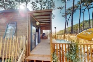 Terrasse chalet Premium 4 personnes au camping 5 étoiles Le Vieux Port à Messanges dans les Landes