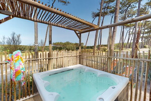 jacuzzi privatif sur la terrasse d'une location au camping Le Vieux Port dans les Landes