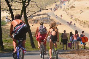 Balade à pied et balade à vélo sur la piste cyclable landaise en direction de la plage depuis le camping Le Vieux Port à Messanges Vieux Boucau lès Bains durant le mois de Septembre