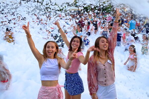 Trois adolescentes heureuses de participer à la soirée mousse de leur camping préféré Le Vieux Port, camping 5 étoiles dans les Landes en bord de mer avec accès direct à la plage et l'océan atlantique. La soirée mousse est un best seller des activités d'été proposées par ce lieu d'hébergements tout confort