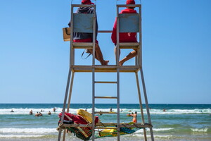 Baignade surveillée pendant la haute saison d'été sur la côte atlantique à la plage accès direct du camping Le Vieux Port à Messanges Vieux Boucau