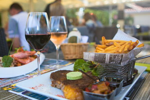 Restaurant pour deux personnes avec entrecôte grillée, frites et poivrons marinés ainsi que gambas et verre de vin rouge et verre de vin rosé au camping 5 étoiles Le Vieux Port à Messanges Vieux Boucau