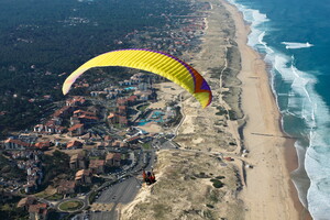 seignosse-landes-nouvelle-aquitaine-france-paramoteur-plage-drone-vue-aerienne-piscine-parking-vagues-camping-5-etoiles-resasol-vacances-loisirs-evenements-le-vieux-port