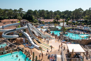 Le Vieux Port camping landes premium parc aquatique piscines xxl toboggans exterieur jour ensoleillé ciel bleu bonheur foule monde content vacances rafraichir rafraichissement détente relaxation