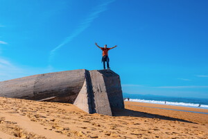 labenne-ocean-les-landes-nouvelle-aquitaine-france-content-bunker-blockhaus-pose-photo