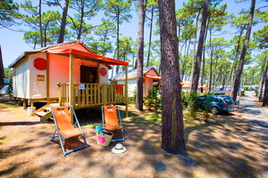 Tente 4 5 personnes extérieur écolodge éco lodge orange resasol Le Vieux Port Vacances de rêve premium xxl nature pinède forêt grand air plein espace insolite trop bien gavé cool orange terrasse bois beau temps ciel bleu