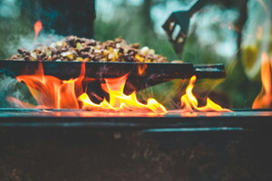 camping-flammes-barbecue-cuisine-plein-air-chauffer-cuisiner