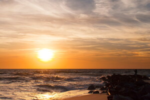 À Vieux Boucau, le ciel se pare de nuances délicates à l'heure où le soleil commence sa descente vers l'horizon. L’embouchure de roches, sculptée par le temps et les vagues, forme un cadre naturel spectaculaire, accentuant la beauté de ce spectacle éphémère. Les couleurs s’intensifient, du doré éclatant aux teintes roses et violettes, tandis que les derniers rayons du soleil se reflètent sur l’eau, créant un miroir d’argent le temps du coucher de soleil