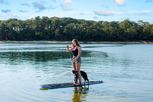 soustons plage du l'océan et du lac marin la sauvagine avec une femme faisant du paddle avec son animal de compagnie pour ses vacances dans le sud ouest de la france camping bord de mer acceptant les chiens et chats