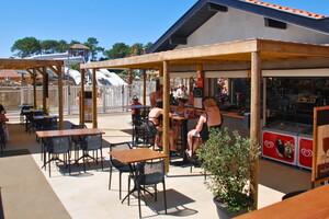 Camping Landes avec restaurant & bar dans le parc aquatique snack-restaurant-bar Le Captain Mary espace convivial et accueillant faim miam