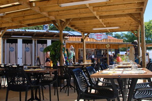 Camping Landes avec snack restaurant bar dans le parc aquatique (4) Réservez votre table repas en famille, soirée entre amis ou prendre un verre