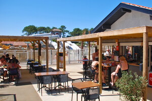 Camping Landes avec snack restaurant bar dans le parc aquatique (9) ambiance joyeuse et conviviale lieu idéal ressourcer après journée aquatique