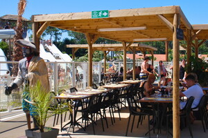 Camping Landes snack restaurant bar dans le parc aquatique (8) terrasse 400 m² moments de détente tables ombragées directement soleil paysage