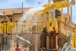 Camping avec Aquasplash dans les Landes activité aqualudique pour les enfants et leurs parents dans le parc à thème Pirate Land (3) la tête se déverse sur une fillette qui danse