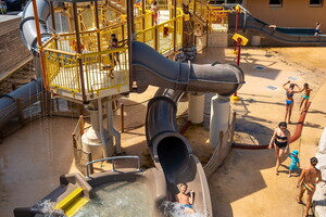 Camping avec Aquasplash dans les Landes activité aqualudique pour les enfants et leurs parents dans le parc à thème Pirate Land (9) garçon glisse toboggan personnes maillot de bain