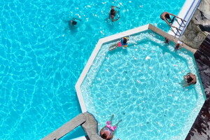 Camping avec bassin balnéo  le jacuzzi sur la plage de la piscine