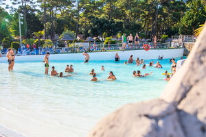 Camping avec piscine à vagues dans les Landes 5-etoiles-vieux-port-landes-parc-aquatique-public (2) vue de cote depuis premier plan rocher detente securite calme