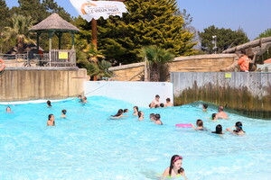 Camping avec piscine à vagues dans les Landes 5-etoiles-vieux-port-landes-parc-aquatique-public (6) vue du drapeau avec vaguelettes et enfants dans la piscine par une chaude journée d'été