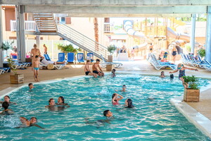 Camping avec piscine couverte et chauffée dans les Landes (1) famille en moment de loisirs aquatiques avec vue sur l'aquasplash