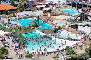 Camping avec piscines chauffées dans les Landes Des piscines extérieures tempérées pour toute la famille pendant l'été baignade et détente avec jacuzzi