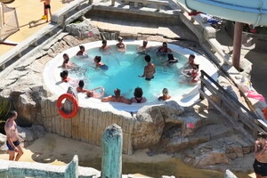 Camping avec piscines chauffées dans les Landes jacuzzi véritable havre de paix pour les amateurs de détente et de loisirs aquatiques se relaxer tout en profitant de l'air pur de la région jets hydromassants accès gratuit