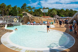 Camping avec piscines chauffées dans les Landes pataugeoire chauffée véritable havre de plaisir pour les plus petits expérience ludique et sécurisée les enfants s'amuseront avec leurs jeux aquatiques dans l'eau chaude