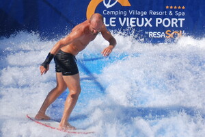 Camping avec simulateur de vagues dans les Landes Hissez haut vos pavillons et lancez-vous le défi de tenir le plus longtemps au milieu des vagues de notre simulateur de vagues  la Vieux Port Surfing Wave Machine à surf