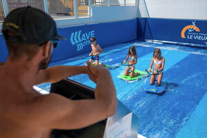 Camping avec simulateur de vagues en bord de mer dans les Landes machine à surf bouées tractées le surf et le bodyboard le kneeboard une vague douce ou pentue - enfants s'amusant à la surface de l'eau avec maître nageur réserver un séjour camping à prix réduit