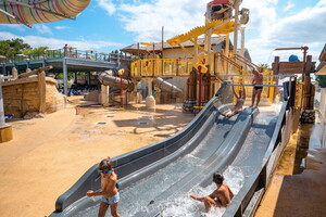 Camping avec toboggans aquatiques chauffés dans les Landes Aquasplash un espace aquatique ludique pour les plus jeunes concours de glissade sur les répliques des toboggans chauffés des grands en version kids