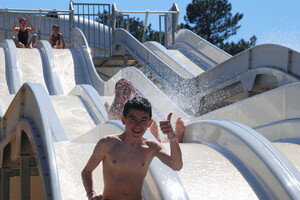 Camping avec toboggans aquatiques chauffés dans les Landes Découvrez l'adrénaline du toboggan aquatique aux 5 pistes Le Pentagliss 34 mètres de pur plaisir aquatique ce toboggan vous promet des moments inoubliables