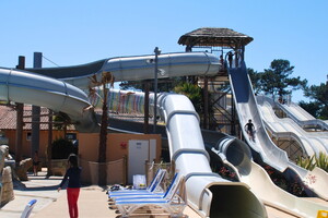 Camping avec toboggans aquatiques chauffés dans les Landes Le toboggan tunnel aquatique chauffé de l'obscurité Plongez dans l'inconnu  l'aventure du Black Hole long de 52 mètres ressentir l'excitation de la vitesse