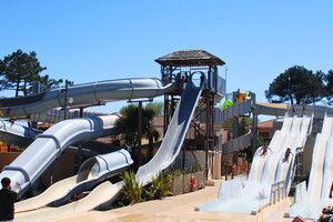 Camping avec toboggans aquatiques chauffés dans les Landes Toboggan à Bouées, parcours aquatique, sensations fortes, famille, aventure, rivière sauvage, attraction aquatique, expérience inoubliable pour petits et grands