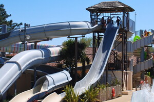 Camping avec toboggans aquatiques dans les Landes Des sensations fortes avec les toboggans aquatiques de notre camping offre une descente rapide toute en vitesse jusqu’au grand plongeon final...