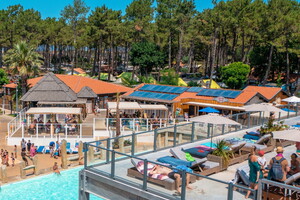 Camping rooftop solarium avec chaises longues et parasol (3) Profitez du soleil  Le solarium de notre camping rooftop avec chaises longues