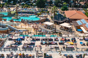 Camping rooftop solarium avec chaises longues et parasol (4) Vacances de rêve  Camping rooftop avec solarium et parasol pour un été parfait