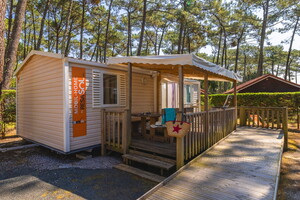 Notre camping avec mobil home accessible PMR (4) terrasse couverte adaptée aux personnes à mobilité réduite pour vacances à la plage en bord de mer