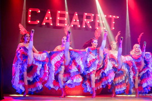 Spectacles cabaret avec Anna Smile et cie glamour humour et feerie reve plumes strass paillettes et modernite au rendez vous welcome aboard Spectacles cabaret burlesque mêlant danse, chant, acrobates, glamour et humour Chanté