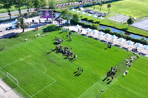 Camping avec terrain de football dans les Landes (2) vue drone aérienne de début de match au terrain multisport avec écran géant