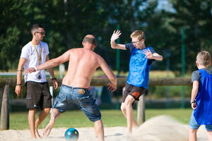 Camping avec terrain de football dans les Landes (3) campeurs et animateurs en plein match de foot sur sable avec dossards enfants et adultes