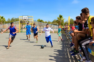 Camping avec terrain de football dans les Landes (5) le terrain multisport accueille footeux sur béton avec spectateurs et enfants