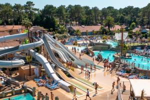 Camping avec accès direct à la plage en bord de mer (12) vue depuis le rooftop du parc aquatique avec focus sur les toboggans et grands bassins tempérés