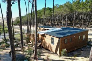 Votre location camping avec piscine privative dans un camping 5 étoiles (3) le mobil-home premium est en lisière de la forêt de pins avec une vue face à la dune