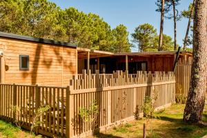 Votre location camping avec piscine privative dans un camping 5 étoiles (6) prise photographique de la barrière de sécurité en bois très jolie qui protège des regards indiscrets