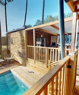 Piscine privée de la terrasse d'un Chalet Premium avec vue sur la dune au camping Le Vieux Port dans les Landes à Messanges