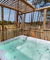 Jacuzzi sur la terrasse du Lodge Premium 4 personnes Dune Jacuzzi 